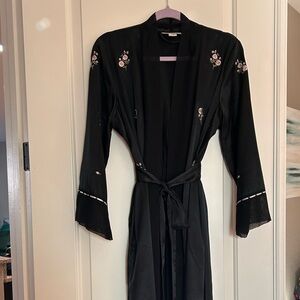 💗🌸Vintage & Elegant Black Satin Robe with Pink Floral Embroidery 🌸💗